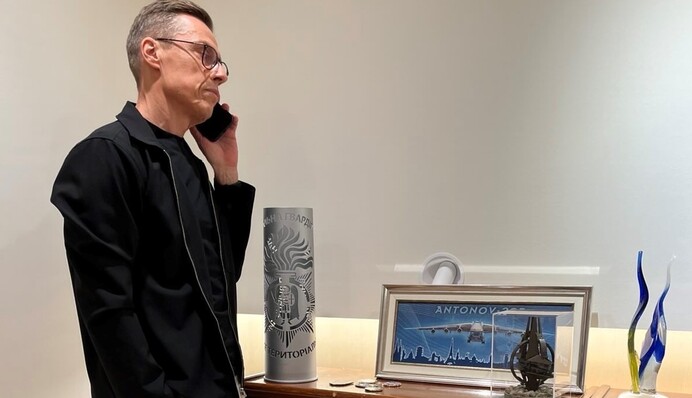 Президент Финляндии опубликовал очень стильное фото во время разговора с Трампом