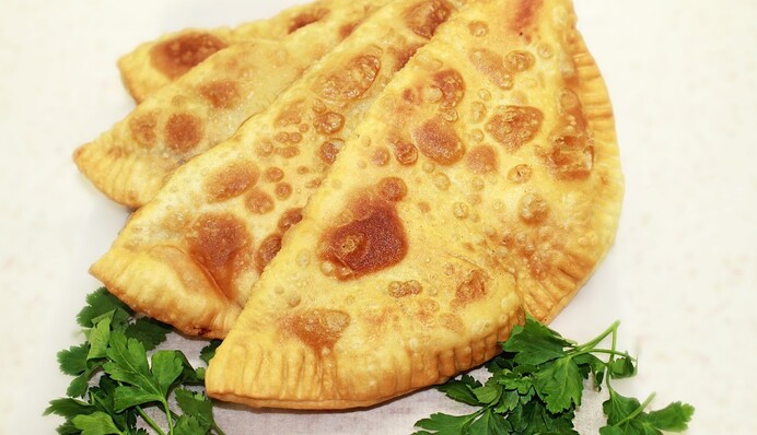 Чебуреки на мінералці з сиром — суперпростий рецепт від Ектора