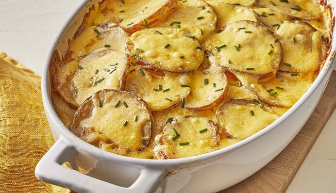 Його обожнюють за пікантний смак і аромат: як приготувати смачний гратен з картоплі і сиру