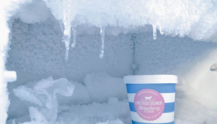 Як швидко розморозити морозилку: два способи, які спрацюють за рекордно короткий час