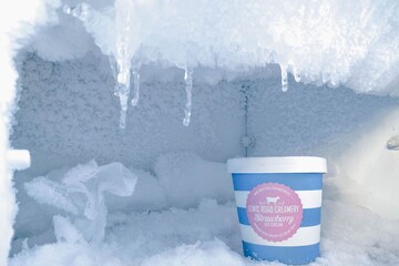 Як швидко розморозити морозилку: два способи, які спрацюють за рекордно короткий час