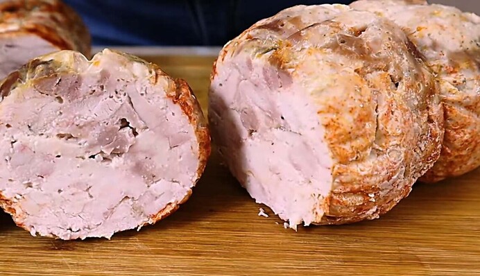 На бутерброди, до гарніру і просто так: як приготувати курячу ковбасу вдома