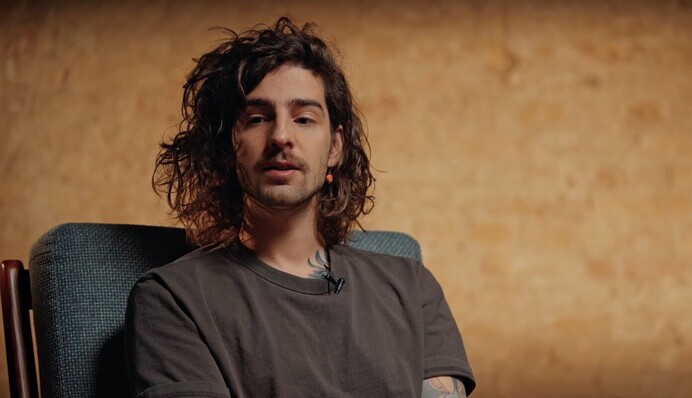 Співак Дантес висміяв нардепів, які скасували засідання через 