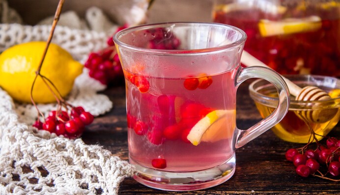 П'єте теплу воду вранці? Дієтологиня дала рецепт ранкового чудо-напою для енергії і молодості