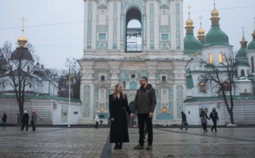 Блогер, який змусив Сирського з ним зустрітися, заручився з коханою