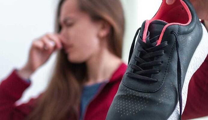 Как избавиться от неприятного запаха в зимней обуви - поможет копеечное средство