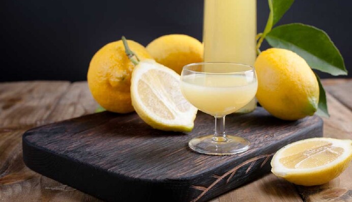 Найкращий алкогольний напій на різдвяні свята  - потіште друзів лимончелло