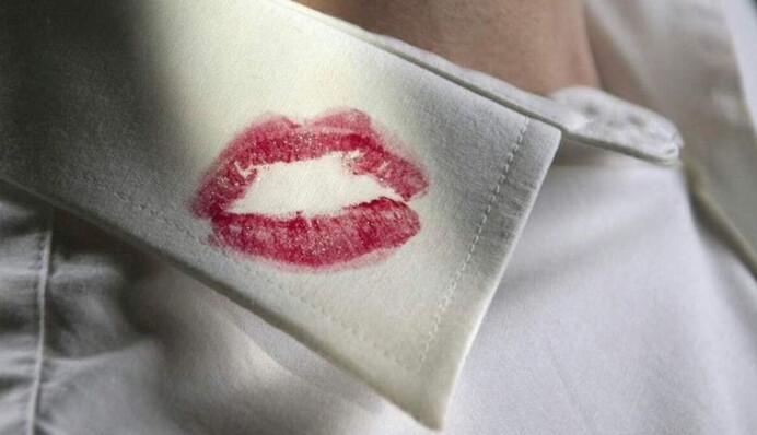 Как вывести пятно от губной помады с одежды: полезный лайфхак