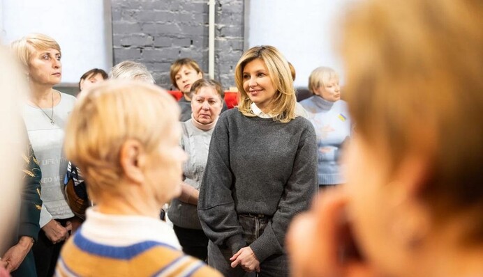 Повсякденний стиль першої леді: Олена Зеленська у джинсах і светрі зустрілася з волонтерками