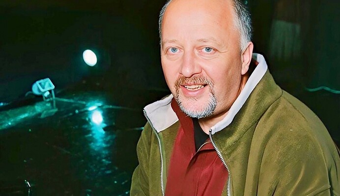 Куда исчез исполнитель хита 