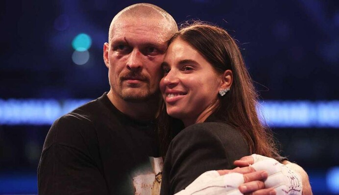 У дружини Усика помітили дуже дорогу сумочку