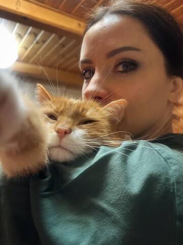 Дружина Білецького журналістка Даниленко розплакалася в зоомагазині, дізнавшись подробиці про продавчиню