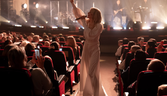 Необычный концерт в Риге: Светлана Лобода спела для детей с особыми потребностями