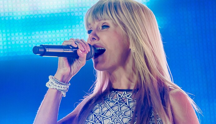 На российской певице Валерии заметили антивоенные символы во время ее выступления на канале Путина