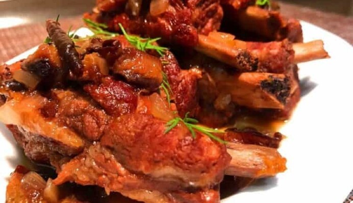Просто тануть у роті: рецепт ніжних реберець, томлених у червоному вині