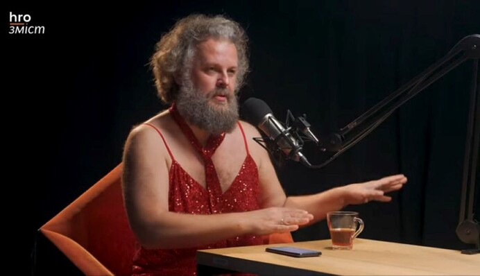 Музикант Альберт Цукренко у сукні в ефірі телебачення вибісив журналіста 