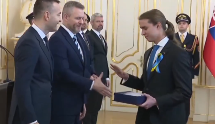 Школяр, який публічно покарав президента Словаччини за брехню щодо України, вразив журналістку