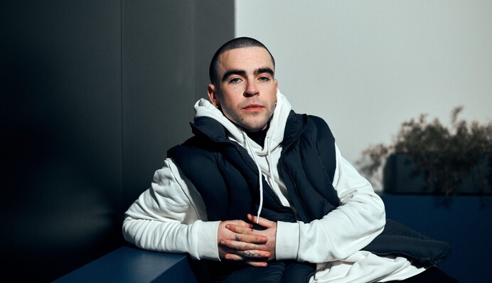 Український співак опублікував провокаційне нічне відео з урядового кварталу в Києві