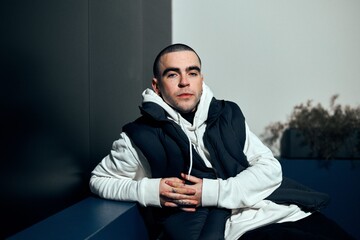 Український співак опублікував провокаційне нічне відео з урядового кварталу в Києві