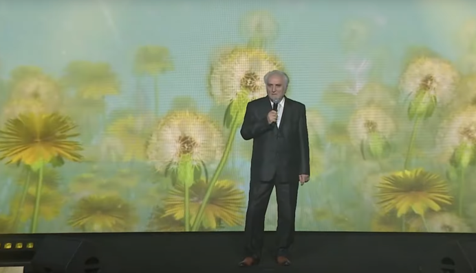 «Особенно зашел дедушка на фоне одуванчиков