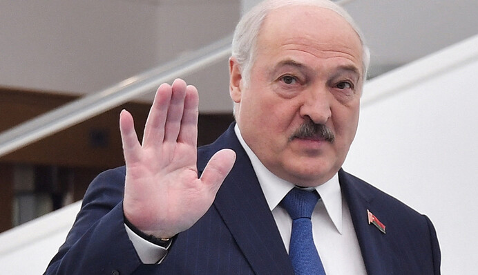 ”Обмельчали ​​ныне диктаторы”: компанию Лукашенко на избирательном участке подняли на смех