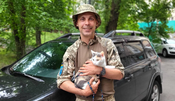 Спасенный из плена ветеран ВСУ устроился таксистом и чуть не принял роды