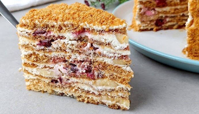 Медовик с вишневой начинкой, который всегда получается: любимый торт по-новому