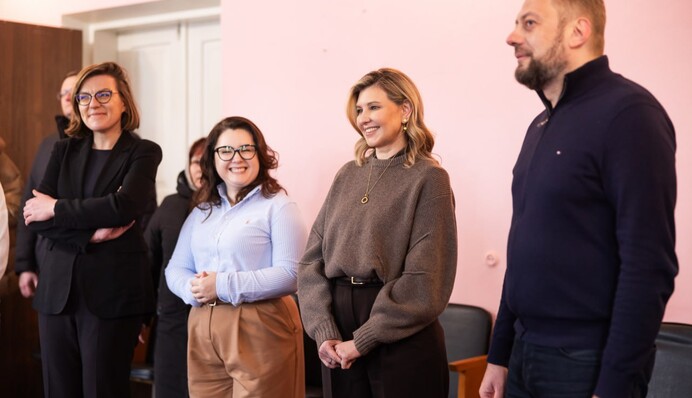 Олена Зеленська в модних штанах і светрі трендового кольору відвідала Чернігівщину