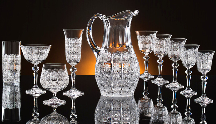 Украинцев предупредили: почему нельзя долго держать вино в советских хрустальных фужерах