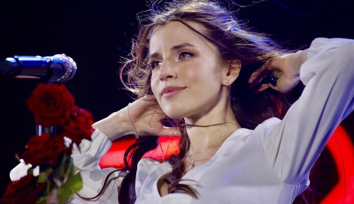 Христина Соловий потроллила Эмму Антонюк из-за стаканчика с алкоголем