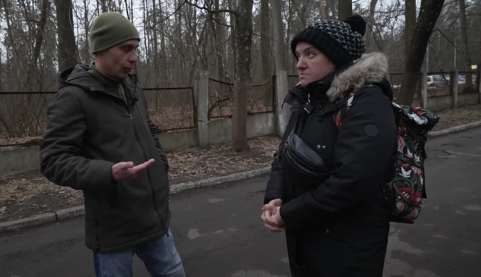 «Почему взяли в интервьюеры эту женщину? Она же буквально бухала всю жизнь»: журналистку развеселило замечание в отношении нее