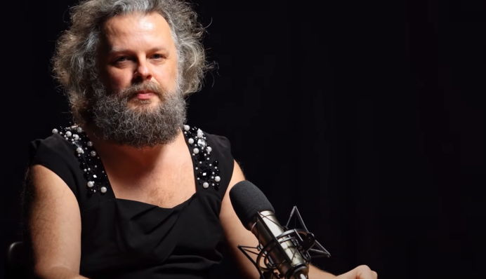 «Мои дочери, глядя на меня, начали носить платья». Украинский музыкант ответил на испуг по поводу его одежды