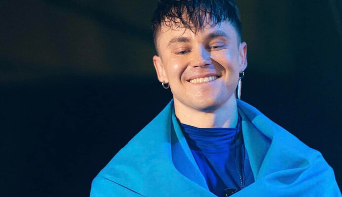 Певец Пивоваров показал, где себе набил герб Украины