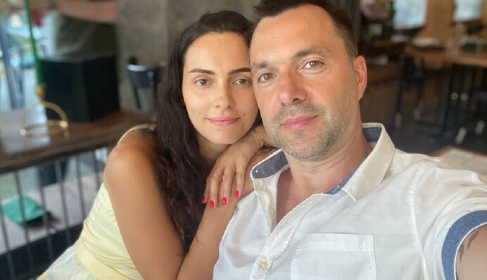 Блогер Арестович расстается с женой