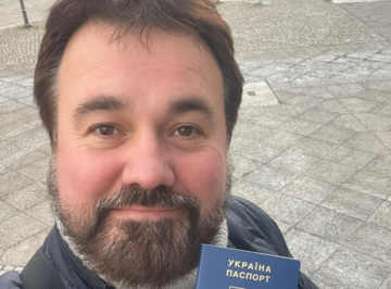 Резидент Comedy Club после объявления в РФ иноагентом достал свой украинский паспорт