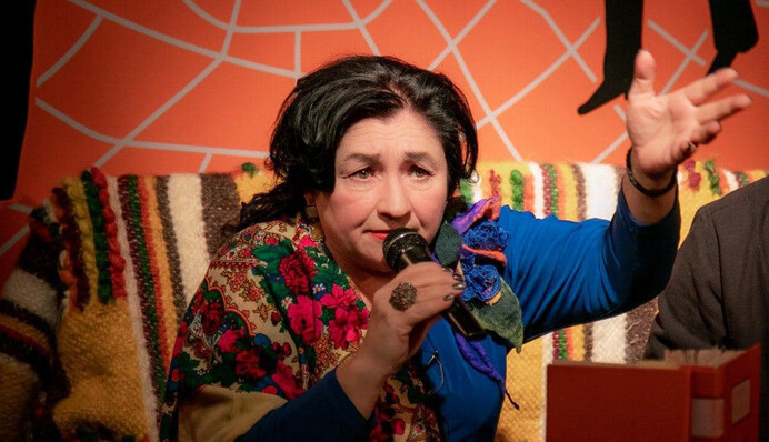 ​Українській письменниці довелося ховатися від російських обстрілів на дні басейну