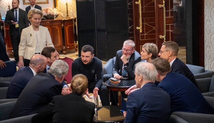 Фото Зеленского в кругу иностранных гостей пошло в мемы - увидели также косплей на «Запорожцы пишут письмо...»