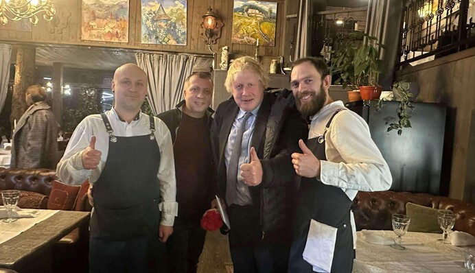 Бывший премьер Британии Джонсон поел в Киеве сала