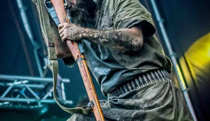 Хворий на онкологію співак влаштував скандал через проблеми з виїздом з України