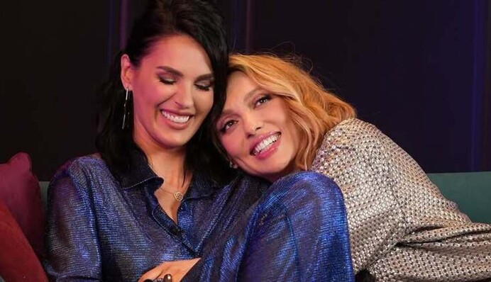 Певица Оля Полякова выиграла у телеведущей Маши Ефросининой дуэль на бананах