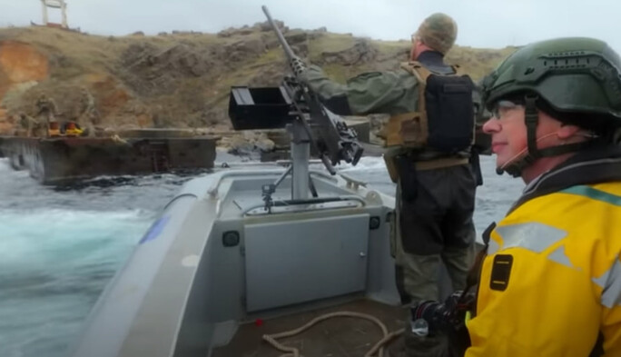 Телеведущий Дмитрий Комаров попал в аварию на боевой лодке у острова Змеиный