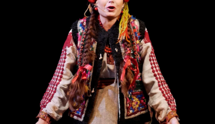 Заслужена артистка України пройшлася по Трампу під час вистави