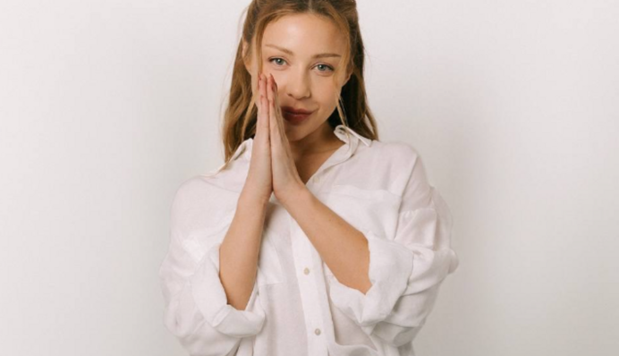 Певица Тина Кароль со сцены пожаловалась на коллег