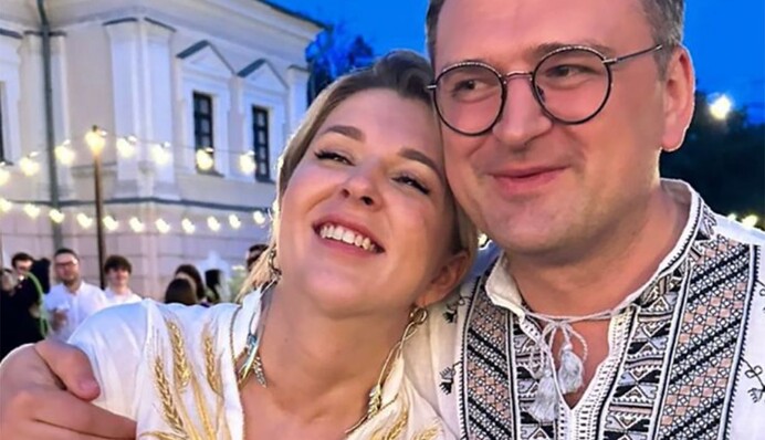 Жена бывшего главы МИД Украины засветила очень модную и дорогую кепку