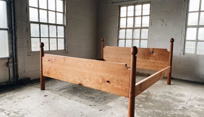 Объявление о продаже кровати, зеркала и ковра за бешеные деньги озадачило людей