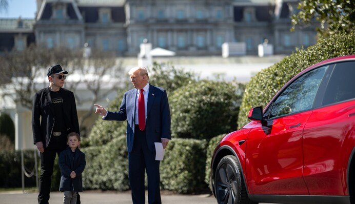 Доведеться не лише костюм вдягати: Зеленському пригадали поїздку за кермом Tesla