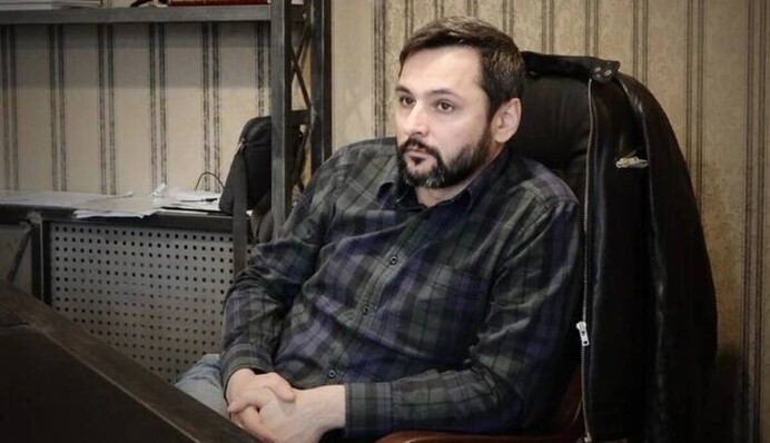 Билоус, которого обвиняют в домогательствах, снова вернулся на должность в Молодой театр