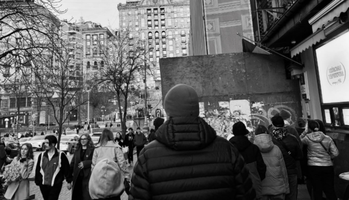 Німецький журналіст постояв у черзі за перепічкою та поділився враженнями від повернення в Київ