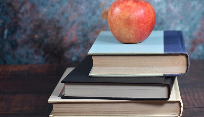 «Вместо яблока - бокал вина». Заслуженного учителя Украины удивили подарочные тренды для преподавателей на Западе