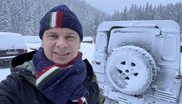 Телеведущему Дмитрию Комарову пришлось оправдываться из-за джипа в горах Карпат